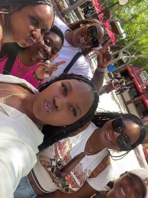 A post by @niyawiyaaa18 on TikTok caption: Out with the family ❤️❤️ #sixflags #viral #foryoupag #msfyatee #aush #niy #viralvideos #foryoupage 