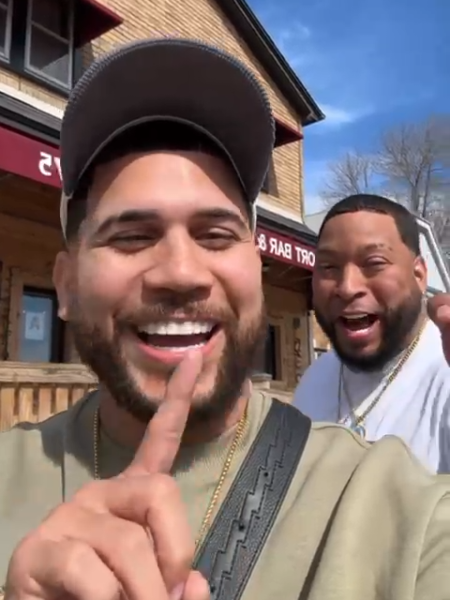 A post by @macolaleyenda on TikTok caption: EL PANA DEJANDOLE SAVER A LA MUJER LO QUE ESTA HACIENDO#colombia #venezuela #reels #rd #viral #comedia #puertorico #fallowers 