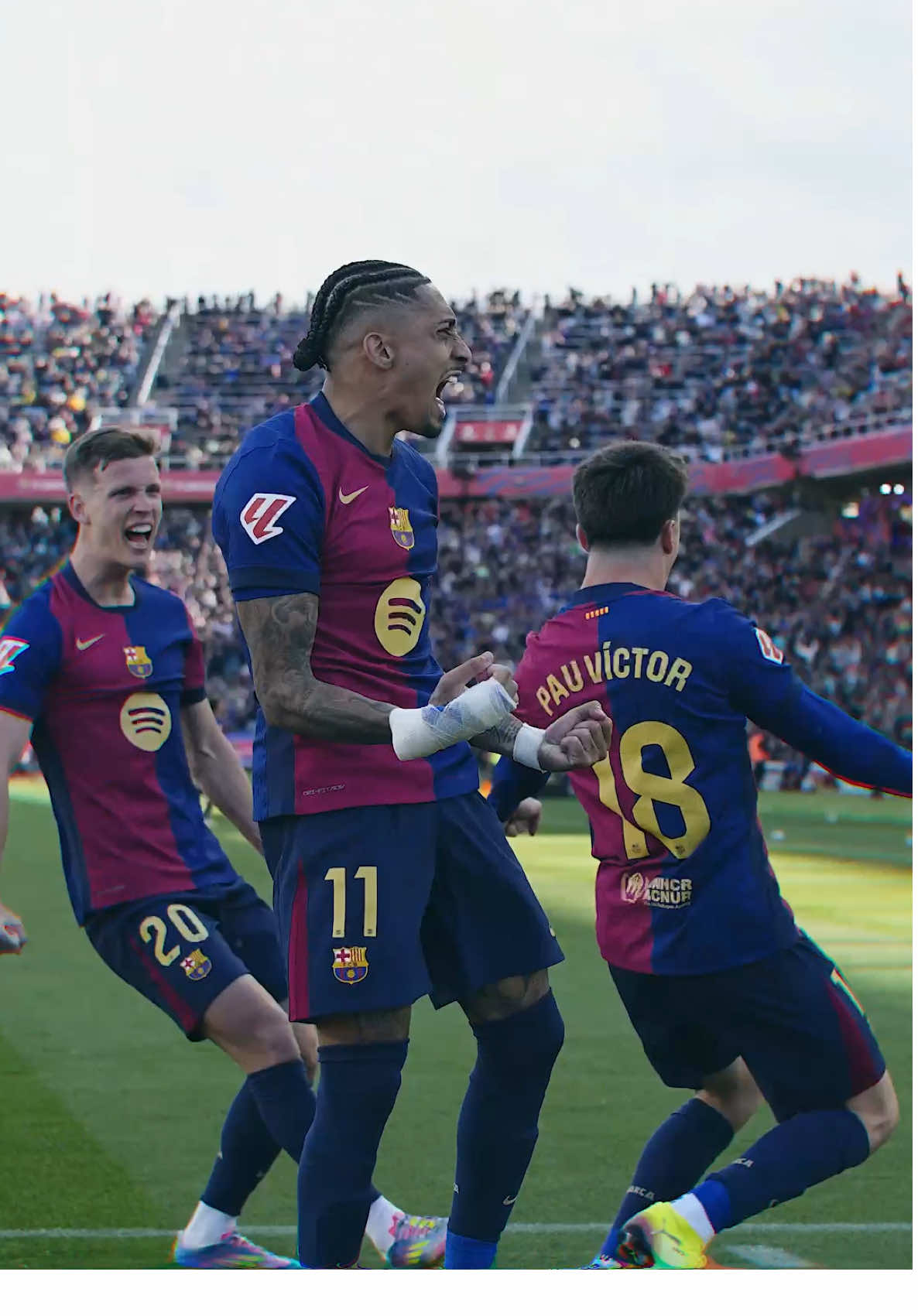 A post by @raphinha on TikTok caption: +3 ✅ Seguimos todos juntos 💙❤️ #viscabarca 