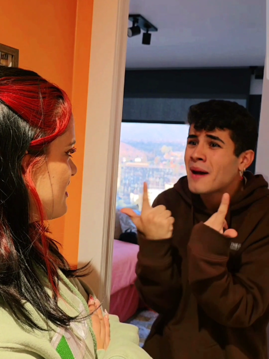 A post by @benjaberum on TikTok caption: Hola 😳 @renatosa @ME LLAMO SEBA, NO CRISTOBAL🥲 🤠🥬✨️