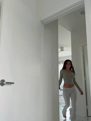 A post by @mirandahmariee on TikTok caption: my hair is frizzy