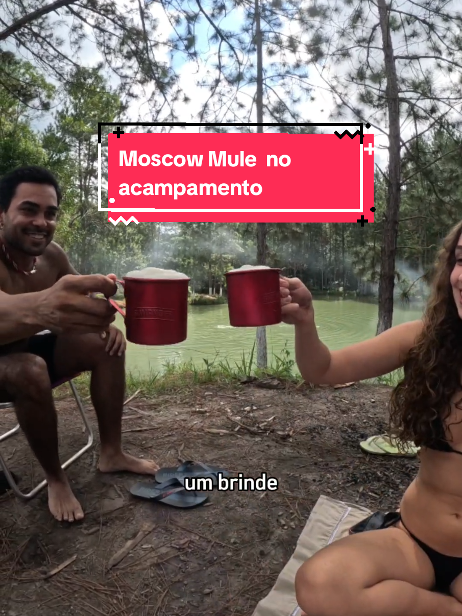 A post by @randbartender on TikTok caption: Quem disse que acampamento é só mato e lanche frio? 🏕️🔥 Levei minha caixinha de ingredientes e mostrei que até longe do bar dá pra impressionar! Preparei um Moscow : vodka, limão, xarope de açúcar e aquela espuma de gengibre cremosa 🥃🍋✨. Drink pronto, gelo na caneca e todo mundo no clima certo. Porque se tem natureza, tem estilo — e se tem estilo, tem cocktail! 🍹 #bartender #drink #MaestriDelPov #cocktail #bartenderlife