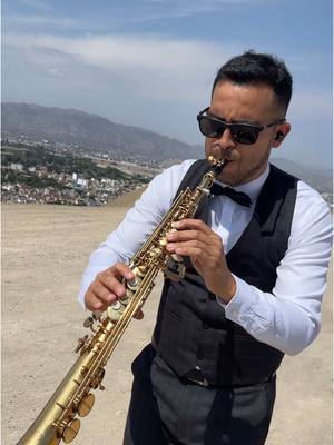 A post by @colaccisax on TikTok caption: Tocándole al amor ❤️🎷 #colaccisax #diseloconsaxo #saxoparabodas #saxoparaeventos #
