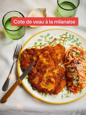 A post by @_toscanelucas on TikTok caption: Babe veut une Côte de veau à la Milanaise 🥩🍝🍅 ‼️ « La Cuisine de Nos Envies » est disponible dès maintenant en pré commande sur la Fnac et Amazon et sortira officiellement le 30 avril en librairie.  🍔 Plus de 80 recettes iconiques et inédites… mais aussi nos sauces maisons et pleins d’autres surprises.. on a tellement hâte d’avoir vos retours, de voir vos recettes. 📙 Retrouvez les liens dans notre bio pour pré commander !!! Ingrédients : - 1 côte de veau  - 3 biscottes  - 1 citron jaune  - 1 morceau de parmesan - 1 gousse d’ails  - Farine  - 5 œufs  - Huile de friture  - Sel & poivre    Recette : - Sortir la viande du frigo quelques heures avant pour qu'elle soit à température ambiante - Aplatir la viande entre du papier cuisson avec un rouleau à pâtisserie - Assaisonner la viande de sel et poivre - Préparer la panure : biscottes broyées + parmesan + zestes de citron + ail + sel/poivre - Paner la côte : farine → œufs → panure - Faire dorer dans l'huile chaude quelques minutes de chaque côté - Éponger sur du papier absorbant puis finir la cuisson au four (190°C, 10 min) - Servir avec des pâtes aux tomates cerises, ail et huile d'olive - C’est une dinguerie, tu vas te régaler ! Merci à notre maison d’édition @Hachette France pour cette incroyable aventure 🤍