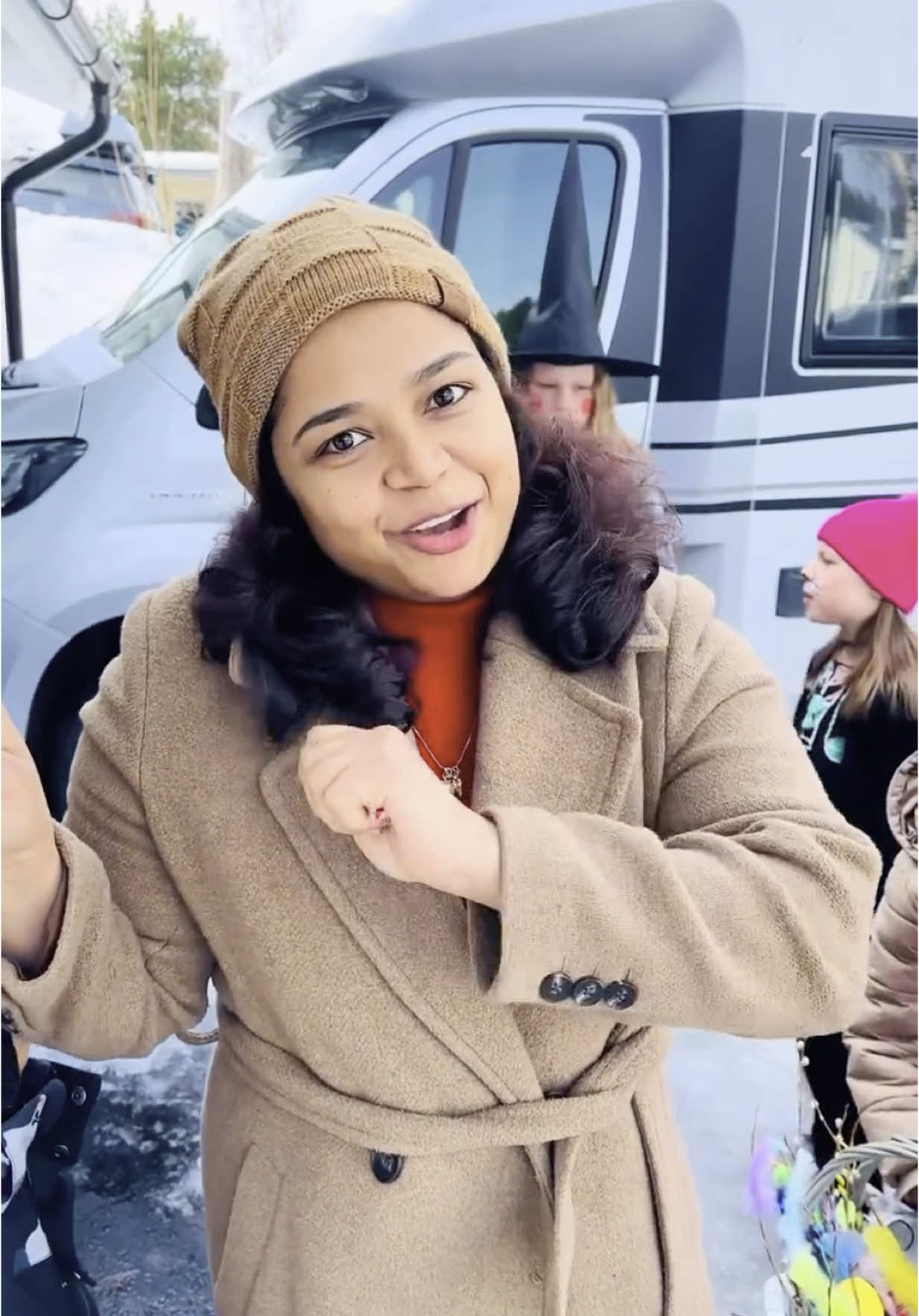 A post by @finlandmallu on TikTok caption: ഒരു Finland ഈസ്റ്റർ കഥ🐣 ഫിൻലാൻഡിൽ, കുട്ടികൾ ഈസ്റ്റർ മന്ത്രവാദിനികളുടെ വേഷം ധരിച്ച് വീടുതോറും പോകുമ്പോൾ (പ്രത്യേകിച്ച് പടിഞ്ഞാറൻ ഫിൻലാൻഡിൽ പാം ഞായറാഴ്ചയോ കിഴക്കൻ ഫിൻലാൻഡിൽ വിശുദ്ധ ശനിയാഴ്ചയോ), അനുഗ്രഹങ്ങൾക്കായി അലങ്കരിച്ച വില്ലോ ശാഖകൾ നൽകുമ്പോൾ അവർ ഒരു പരമ്പരാഗത ഗാനം ചൊല്ലുന്നു.അലങ്കരിച്ച ശാഖ വാഗ്ദാനം ചെയ്തുകൊണ്ട് കുട്ടി വരും വർഷത്തിൽ ആരോഗ്യത്തിനും ഭാഗ്യത്തിനും വേണ്ടി ഒരു അനുഗ്രഹം നൽകുന്നു, പകരമായി, ഒരു ചെറിയ പ്രതിഫലം മാന്യമായി ചോദിക്കുന്നു.അനുഗ്രഹം, മാന്ത്രികത, ആഘോഷം എന്നിവ കലർത്തുന്ന ക്രിസ്ത്യൻ,  പെഗൻ വസന്ത പാരമ്പര്യങ്ങളിൽ ഇത് വേരൂന്നിയതാണ്. #finlandmallu #forypupage #idukkikaran 