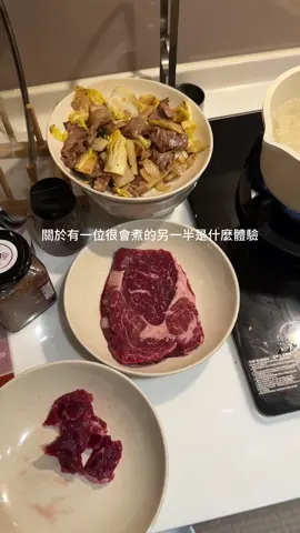 A post by @doublegirl_ on TikTok caption: 在一起9年的同居情侶 最平淡的幸福就是一起煮飯(⁎⁍̴̛ᴗ⁍̴̛⁎)！ #情侶 #情侶日常 #情侶系列 #煮飯 