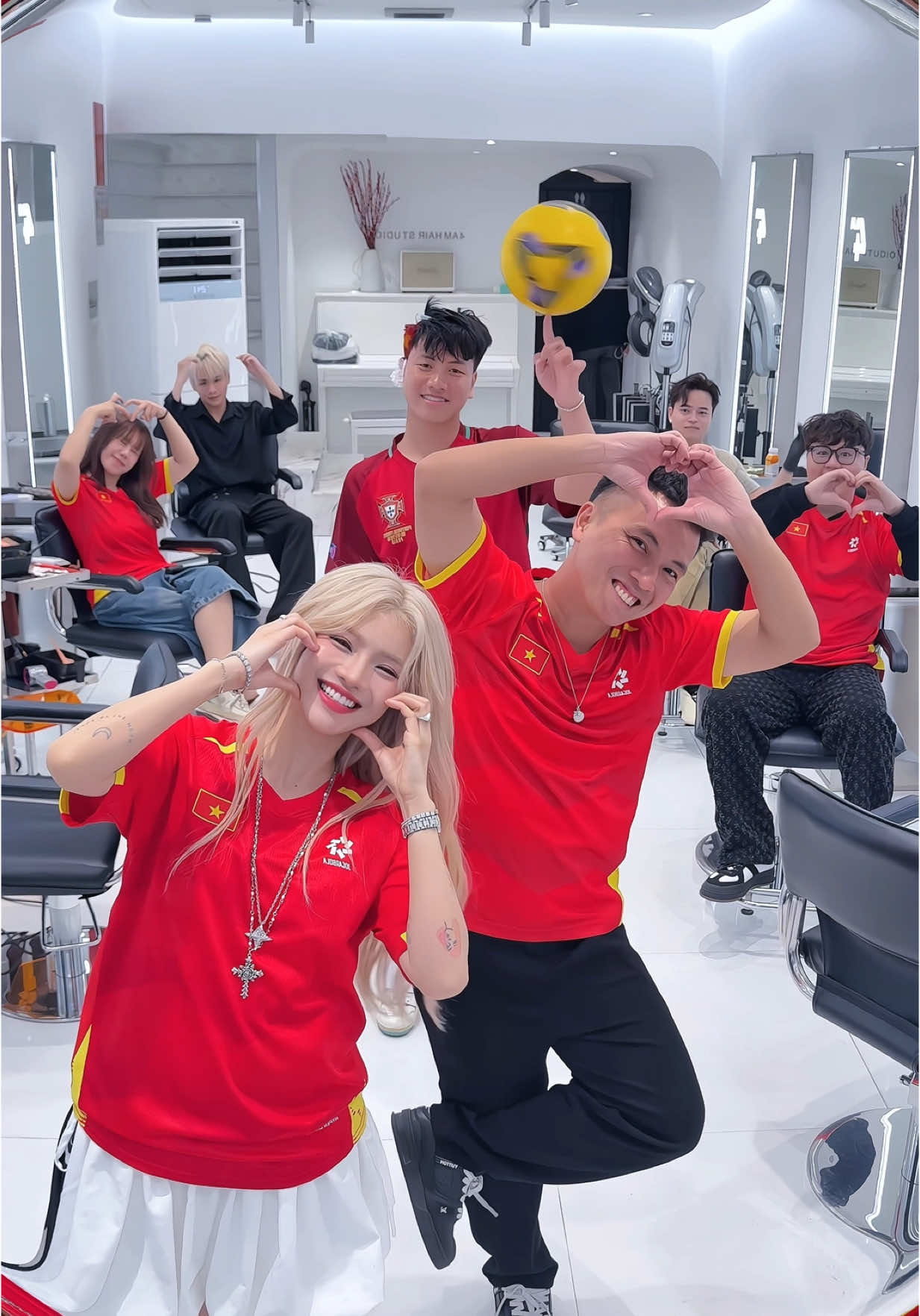 A post by @ciin on TikTok caption: 🇻🇳 TỰ HÀO VIỆT NAM ♥️ @Đỗ Kim Phúc @Việt Anh Football @Mike Đen @4AM HAIRSTUDIO  Dc: @Anh Chủ OTea 