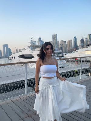 A post by @yaraaziz on TikTok caption: مييين؟؟ #يارا_عزيز #yara_aziz #دبي #dubai 