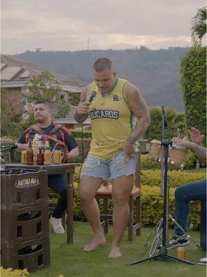 A post by @jessiuribeoficial on TikTok caption: 🕺#lagotafria 