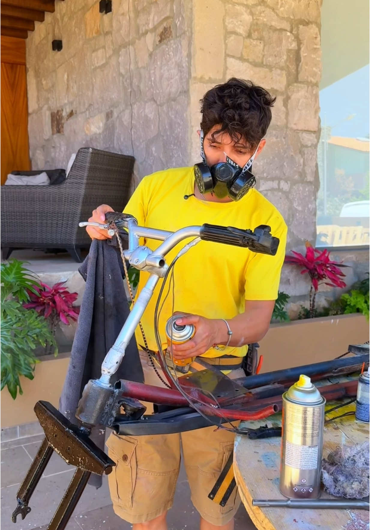 A post by @cainguzman on TikTok caption: Cosas que puedes construir en casa solo por diversión. #diy #abril #semanasanta 