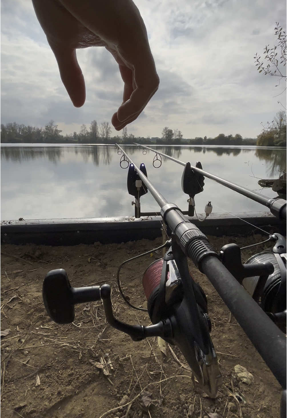 A post by @julien_josselin_scale on TikTok caption: Un moment d’euphorie ! 🔥#carpfishinglife #carpfish #fishing #carpe #peche #poisson #fish #angler #pecheur #pechecarpe #carprun #karp #lake #bigfish #lakefishing #autumn #storm #naturevibes #nature #france #foryou 