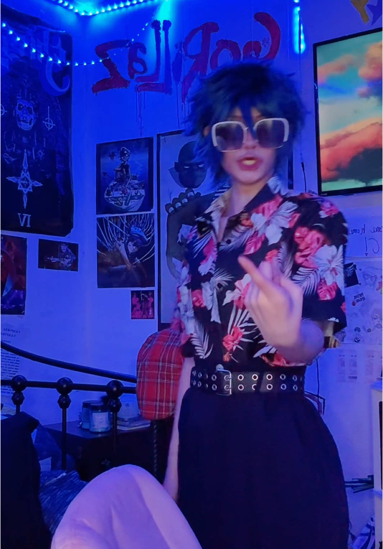 A post by @stupothead on TikTok caption: HELLO STROBELITE 2D OUTFIT YAAAY // My chair started sliding to the side gulp 😞 poster/room tour coming soon for the ones who asked for it! :3 #cosplay #gorillaz #gorillazcosplay #2dgorillaz #gorillaz2d #2dgorillazcosplay #stuartpot #2dcosplay 