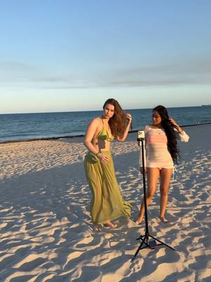 A post by @jcandsondraa on TikTok caption: Un día en la playa de Miami 🌴 @Jessica Morales @sondra_blust @jc209mn 