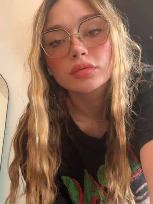 A post by @candyrobbs on TikTok caption: O no chat? #fyp #parati #foryou #tiktoktrend #viral #humor #relatable #storytime #asthetic #glowup #vibes #baddie
