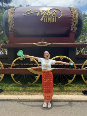 A post by @sunflowernyny on TikTok caption: ចូលឆ្នាំអានួយទៅលេងសៀមរាប 
