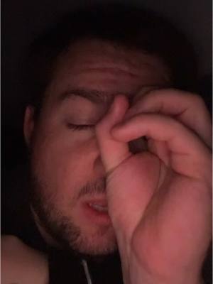 A post by @arturogonzalezl on TikTok caption: Nunca le vuelvo a dar la espalda cuando durmamos 😐