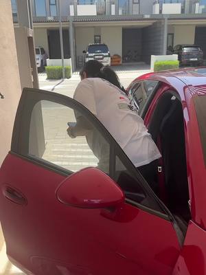 A post by @thewalkinkdead on TikTok caption: Colis surprise @𝑻𝒉𝒆𝑾𝒂𝒍𝒌𝑰𝒏𝒌𝑴𝒖𝒎 #couple #humour #colis 