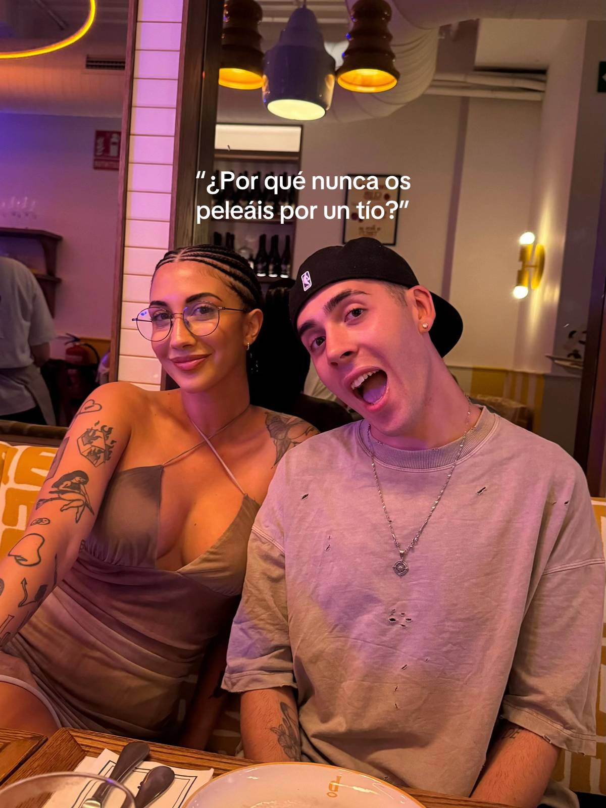 A post by @jorgecyrus on TikTok caption: (Su novio es policía y el mío fue delincuente) credits: @charlotte @Naomi Asensi 🤓 