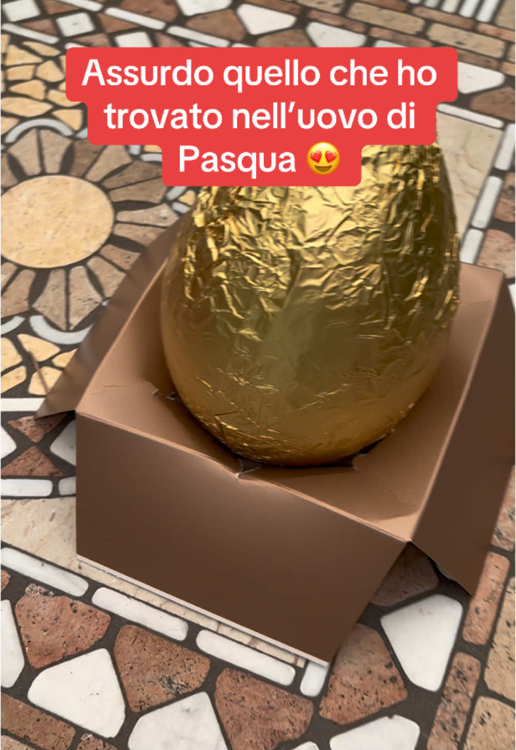 A post by @ladymarloow on TikTok caption: #pasqua #uovodipasqua #sorpresa #rolex #iphone15 #happyeaster 