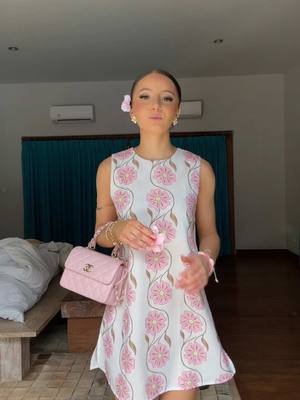 A post by @_lineette on TikTok caption: Préparation Time in Bali 🌼 @Bobbi Brown @urban decay @maccosmetics @Huda Beauty @tarte cosmetics 