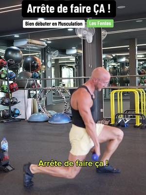 A post by @primus.training on TikTok caption: 👉 Tu veux muscler tes jambes  et tu as tenté cet exercice de musculation : Les Fentes ! Malheureusement, il faut que tu arrêtes de faire ces erreurs ! Ça tombe bien, ton Coach Chris t’a prévu un petit tuto afin que tu maîtrises cet exercice ! Tu vas me détester mais c’est pour ton bien . Et on n’oublie pas, Merci Christopheuuuur ! 😁 #debuterenmusculation #musculation #musclersesjambes #exercicejambe #fentes 