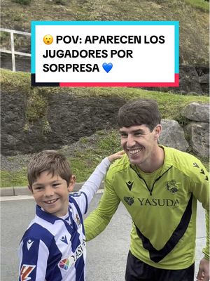 A post by @realsociedad on TikTok caption: 😮 POV: Aparecen los jugadores por sorpresa #tiktokfootballacademy #realsociedad #viral #