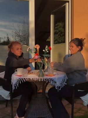 A post by @louisa_masciullo on TikTok caption: Anzeige | Seit dem Umzug ist meine neue Quality Time, Zeit mit Mama zu verbringen ❤ Gemeinsam Dinge unternehmen, wie zum Beispiel LEGO Botanicals zu bauen. Auch eine super Idee für den Muttertag ☺💐 @LEGO #LEGO #MothersPlay