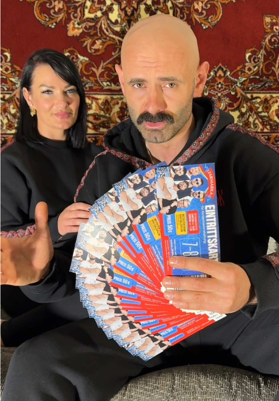 A post by @wostok_style on TikTok caption: 🍀Das Gewinnspiel 🍀 läuft auf IG bis Donnerstag, den 24.04.25, 20:00Uhr. Um 20:45 verkünden wir dann alle 10 Gewinner in der Story.  Preis:  10x 2-Tagestickets (Sa+So) 🎟️🎫 Alle 3 Bedingungen müssen für die Teilnahme erfüllt werden.  Mit der Teilnahme des Gewinnspiels, willigen die Gewinner ein offen in einer Story markiert zu werden. Teilnahmebedingungen: 1️⃣Folgt uns @wostok_style & @jarmarka.de 2️⃣Markiert 3 Freunde in den Kommentaren 3️⃣Teilt diesen Beitrag in eurer Story Wir freuen uns euch am 07. & 08.06 an unserem HauptStand zu treffen, euch mit Pelmeni, Wareniki und unserem legendären Wostok Plov zu versorgen und spannende Live Auftritte mit euch zu genießen!  Denn wie sagte Ehrenmann Thomas Anders schon: JAMANKA ist nur einmal im Jahr! 🎉