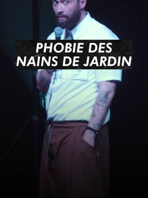 A post by @ninoarial on TikTok caption: Elle a peur des nains de jardin 🎟️ En spectacle à Paris et dans toute la France 🎟️  #standup #humour #humoriste #impro #standupcomedy #spectacle #comedy #couple #ninoarial #voyage 