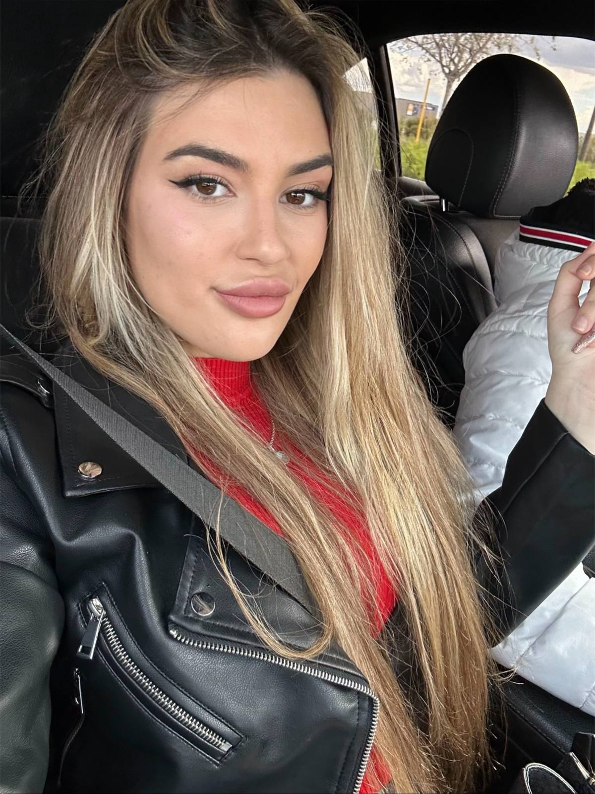 A post by @its_silvita on TikTok caption: #paratiii #paratiquemeves #viral #patutrauma #notequierenadie #mimarido #casada #envidiosas 