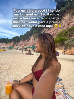 A post by @lariteofilo.ofc on TikTok caption: Meu livro, um suquinho natural, meus cachorros, uma praia linda e o mozão jogando Altinha 🌴 Cara… se uma vidente dissesse pra mim quando eu morava em São Paulo que essa seria minha vida em 2025, eu ia achar ela louca 😂🙏 Mas graças a Deus eu arrisquei, vim sozinha para cá, deixei todo mundo me chamar de doida…. GRAÇAS A DEUS ❤️ Resumo da ópera: Vá com medo mesmo, não ligue se te julgarem…. Se você quer mudar de vida a única pessoa que pode fazer isso por ti é tu mesma ✨