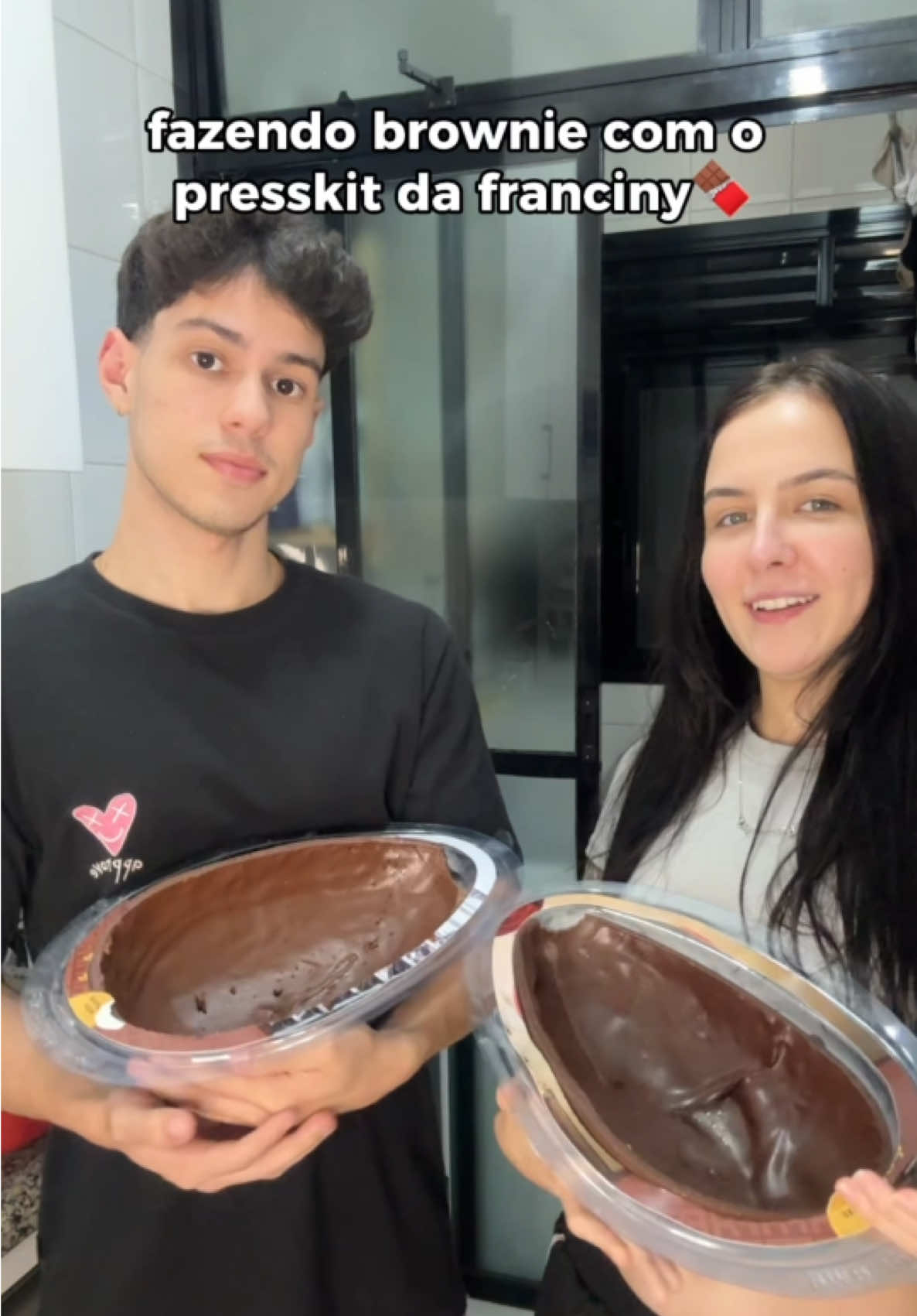 A post by @doarda on TikTok caption: fazendo brownie como presskit da fran kkkkkk 😅😋 @breno 