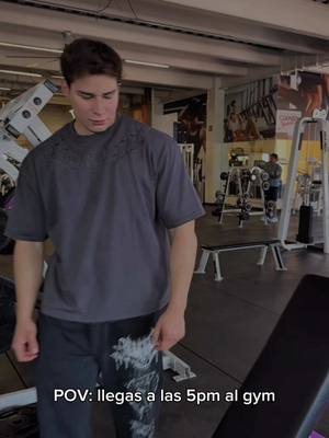 A post by @axelmguerra on TikTok caption: Así es un gym a las 5 pm 💀 #gymtok #fitness #fyp #gym #fitnessmotivation #aesthetic 