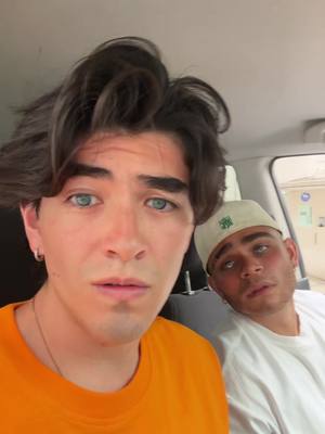 A post by @farileomusic on TikTok caption: Buscamos 2 pa 2🫣😏  #artistaemergente #comedia #cantante #nuevotrend 