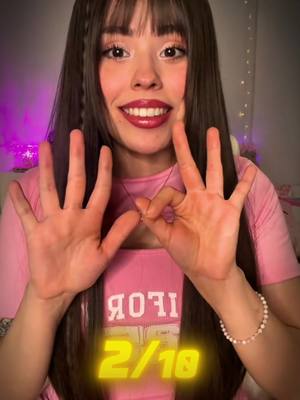 A post by @freefirelatino on TikTok caption: 🦇 Sobrevive desde las sombras: 💥 ¡Véngate de tus enemigos en este #BajaUnDedo! ✋🤚 Prepárate para hacer justicia junto con @danielabun en este reto. 🔥 ¿Cuántos dedos bajaste? #VigilanteNocturno #FreeFire #Fyp #GamerEnTikTok