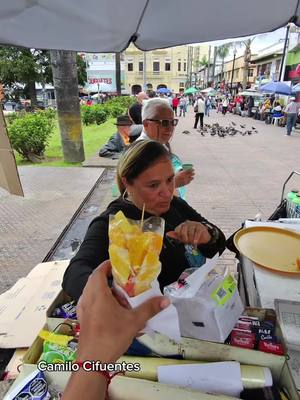 A post by @camilocifuentes96 on TikTok caption: Repartiendo frutas a las personas en la calle, ellos están ubicados en la esquina del parque ERNESTO GUTIÉRREZ #parati #foryou #videoviral 