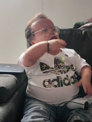A post by @juanchinbro on TikTok caption: ¿Qué es lo que está pasando aquí? #juanchinbrodie #juanchi #humor #comedia 