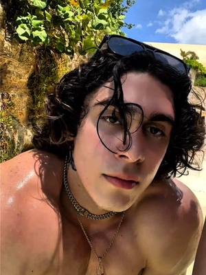 A post by @carlosbelcast on TikTok caption: Un tb a la estética marina 