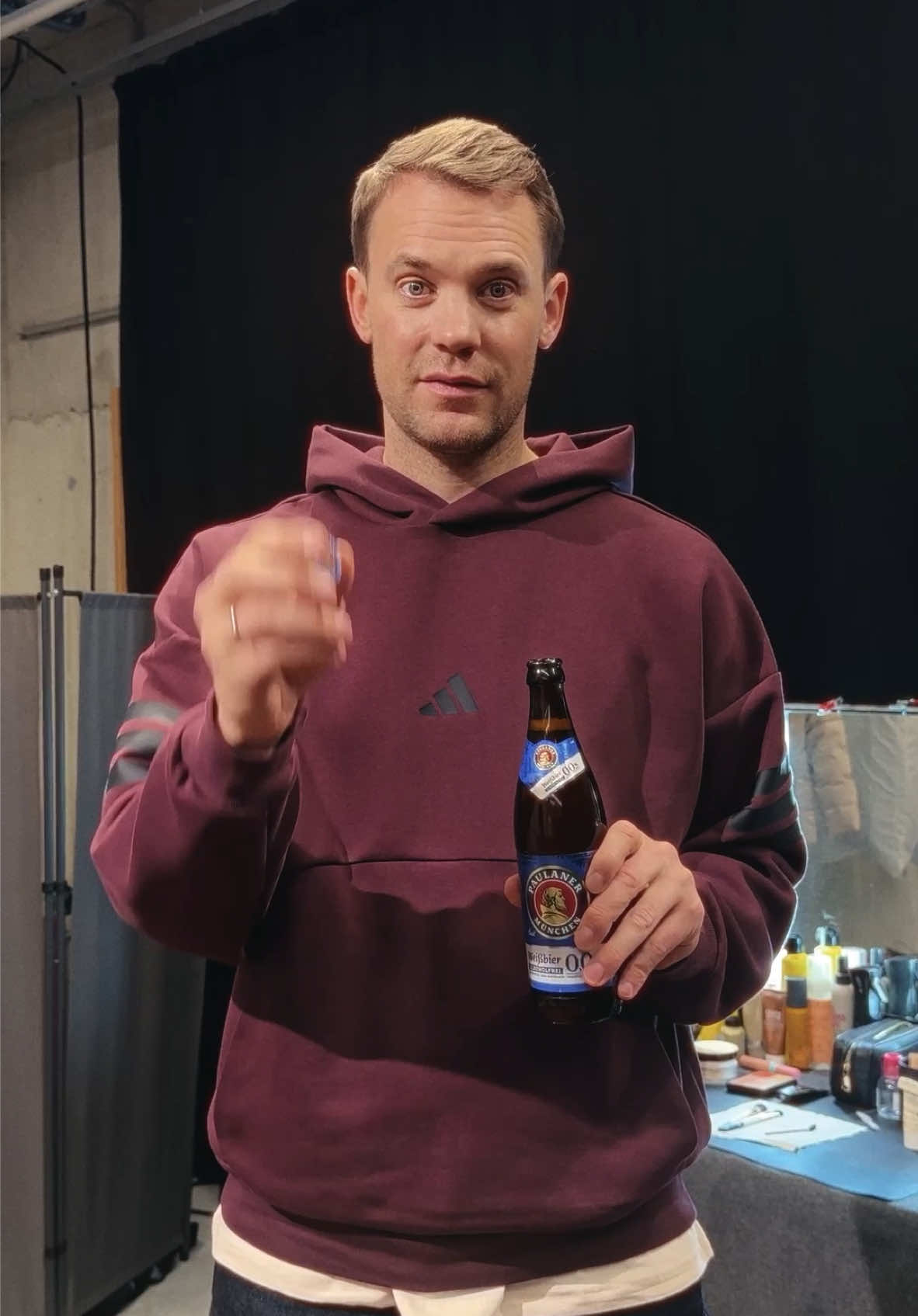 A post by @manuelneuer on TikTok caption: Zeig mir deinen Fankorken Flip! 😍 Mach jetzt mit bei der Paulaner Fankorken Aktion und staube mit etwas Glück einen von über 1 Million Gewinnen ab. 🍻 #paulaner #fankorken #fcbayern #drinkresponsibly 