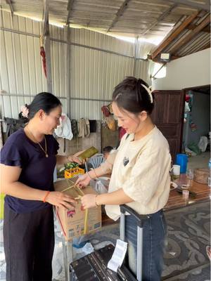 A post by @alisa_ksdj on TikTok caption: #ອາລິສາເດີ້❤️🤗 #ຄໍຣາເຈນອາລິສາ💜 #ເດີນທາງ #ກັບວຽງຈັນກ່ອນເດີ້ 