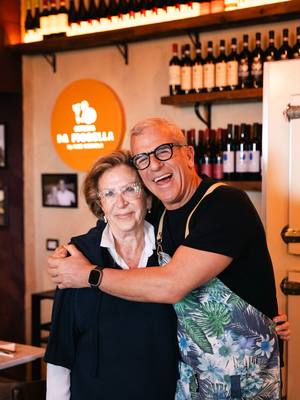 A post by @chefmaxmariola on TikTok caption: Non è solo un ristorante… è una dichiarazione d’amore. ❤️ Grazie a Napoli, alla Campania, a chi è passato anche solo per un saluto.🙏🏼 L’Osteria da Fiorella è un omaggio a mia mamma, ai suoi piatti, ai bei ricordi. 👉🏼 Scrivimi nei commenti che piatto di mamma ti ricorda casa. 💬 E poi passa a magna! Siamo aperti tutti i giorni per farvi gustare il sapore di casa, ma con un tocco in più 🍝 #chefmaxmariola #maxmariola #maxmariolacucinapervoi #thesoundoflove