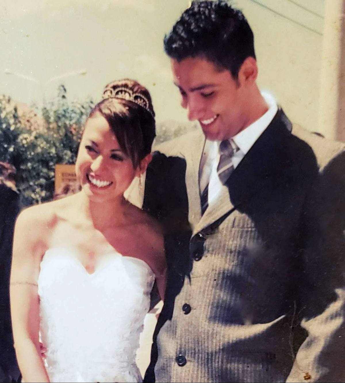 A post by @daniel_duenas_z on TikTok caption: 19 años amor mío… nos encontramos el uno al otro tan jóvenes y aún me tiemblan las manos al pensar que decirte.  No sé en qué momento pasaron tantos años… pero lo que sí sé, es que cada uno de ellos fue una aventura porque los viví contigo. Nayra, gracias… por ser hogar, por ser calma, por ser fuego cuando hizo falta y  por no soltarme cuando el mundo se me ponía de cabeza y había hasta perdido la fe en mí mismo.  A tu lado aprendí que el amor no es solo besos, es paciencia, es equipo, es pelear por los sueños de a dos… es mirarnos cansados, pero sabernos fuertes porque estamos juntos. Es ver a nuestros hijos y saber orgullosos que lo mejor que hicimos en esta vida… fueron ellos. Contigo descubrí que el verdadero amor no es perfecto, pero sí real. Tú eres mi realidad más hermosa. Así que hoy no celebro 19 años, celebro miles de días  en los que elegimos quedarnos, cuidarnos, reconstruirnos. Y si me preguntas si te volvería a elegir, si…mil veces sí. Y ojalá me alcance la vida para seguir demostrándotelo. Feliz aniversario amor. Gracias por ser todo. Gracias por ti… siempre.