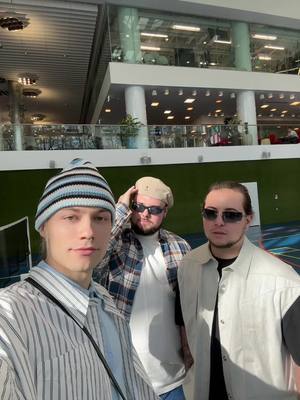 A post by @4unkeeei on TikTok caption: чиловые пацаны ✌🏻😉