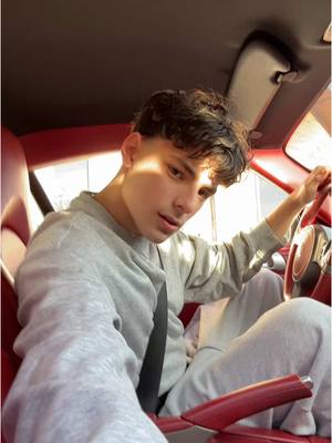 A post by @furkanustunsoy on TikTok caption: Kısa saça geri mi dönsemmm diyorum acil fikir belirtin YOKSA YAPIYORUM!