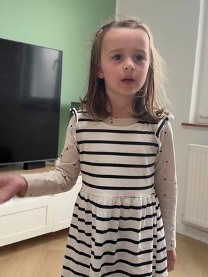 A post by @chrisjoyz on TikTok caption: Balle perdu pour papa 🤣🤣 #papa #rire #drole #humour 