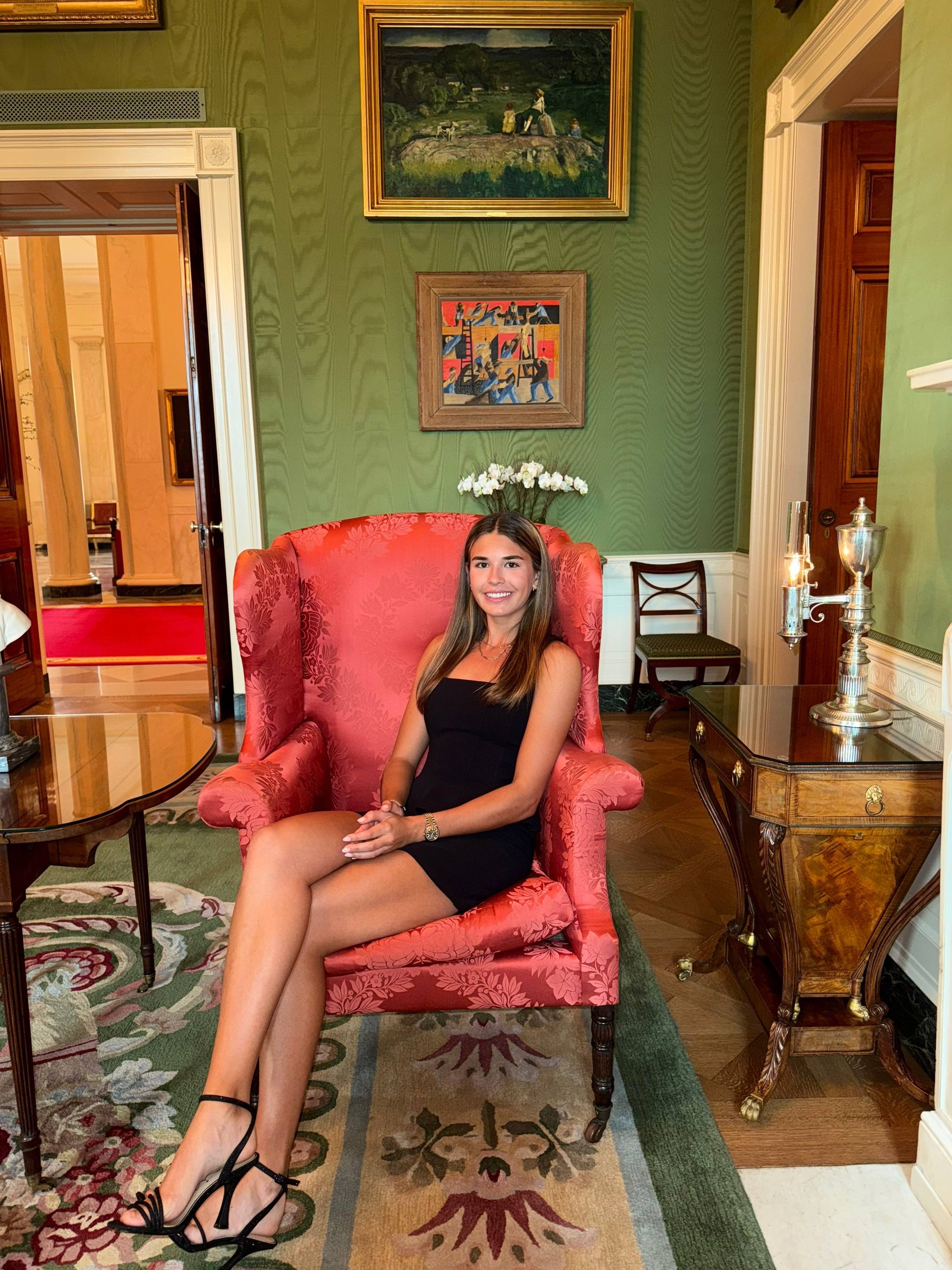 A post by @thekaitrumpgolfer on TikTok caption: #viral #fypage #fyp #whitehouse 