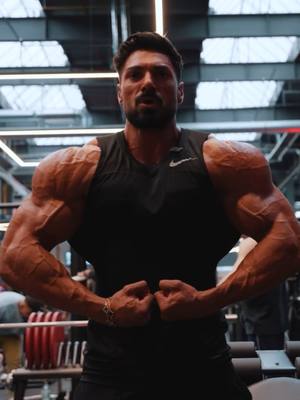 A post by @gorrinofuerte on TikTok caption: Ha vuelto uno de los físicos más estéticos del mundo *Andrei Deiu*#bodybuilding #musculos #culturismo #fitness #powerlifting