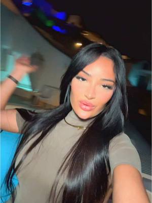 A post by @itsnorel on TikTok caption: A Santorini on croit je suis colombienne 🫠