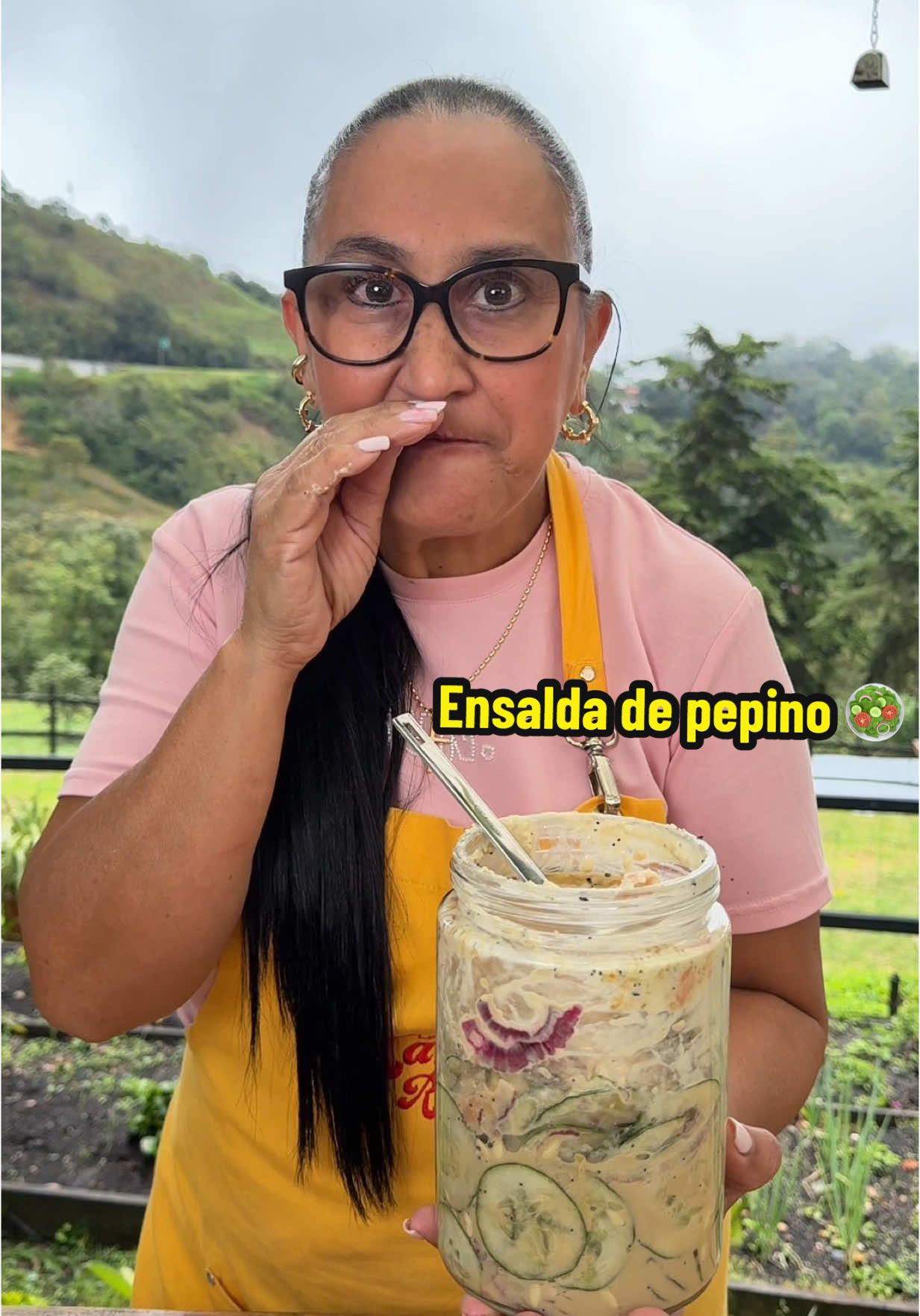A post by @lamamadelasrecetas on TikTok caption: Ensalada viral de pepino 🥒🥗