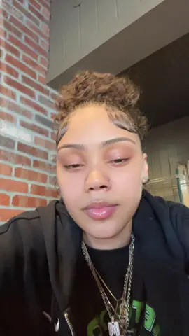 A post by @manuelaaaaa_05 on TikTok caption: What we doin? #wlw #fyp 